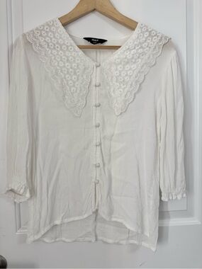 Max white top with exaggerated lace collar, 3/4 sleeves, viscose, size xs